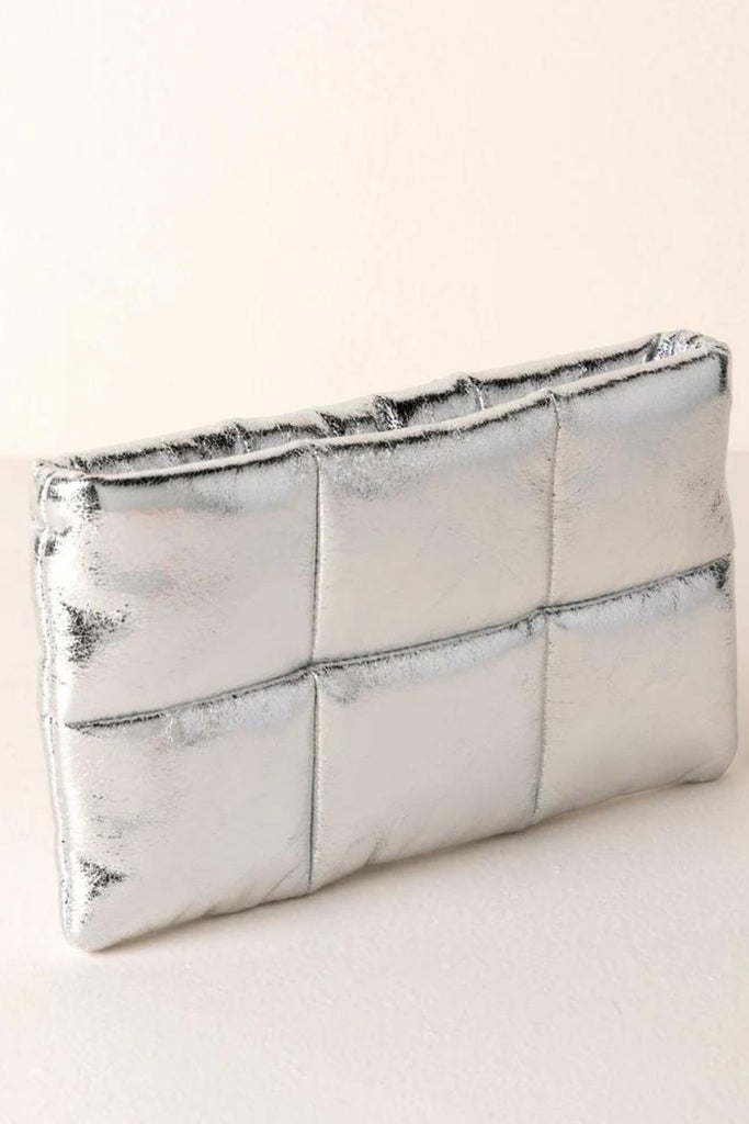 Meet the Skyler Zip Pouch from Shiraleah, a chic and functional accessory perfect for the Fall/Winter season. Crafted from Metallic PU, this pouch is not just a fashion statement, but also an ideal companion to keep your essentials organized. Whether you're stepping out for a quick errand or heading to a special event, this pouch is designed to suit your lifestyle. 