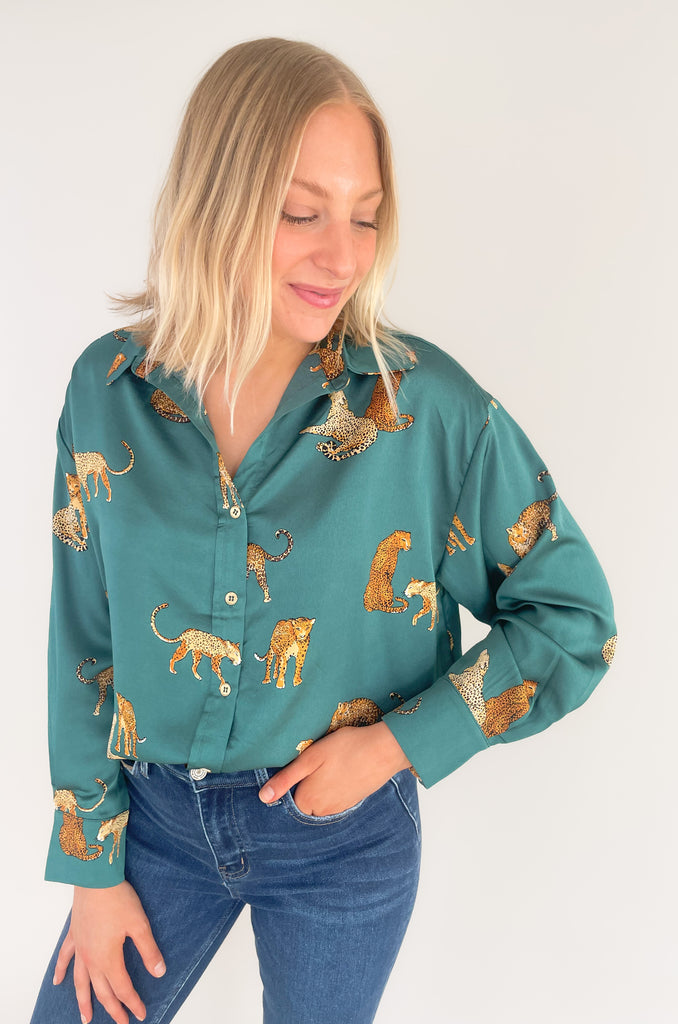 Introducing the Leopard Around Town Button Up Long Sleeve Blouse – an oversize silhoette with a timeless leopard print. It offers both style and comfort. Crafted from a lightweight satin fabric, it's perfect for the office or a night out! 