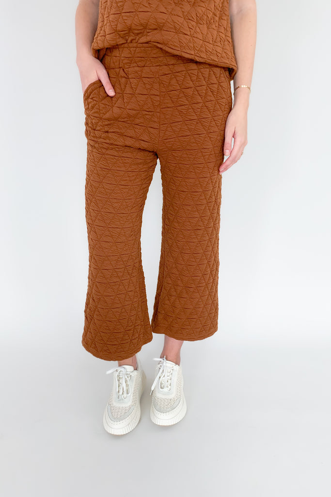 Stay warm and stylish with the Ashlee Quilted Pants! These medium weight lounger pants boast a textured fabric and feature an elastic waistband, side pockets, and wide leg fit.