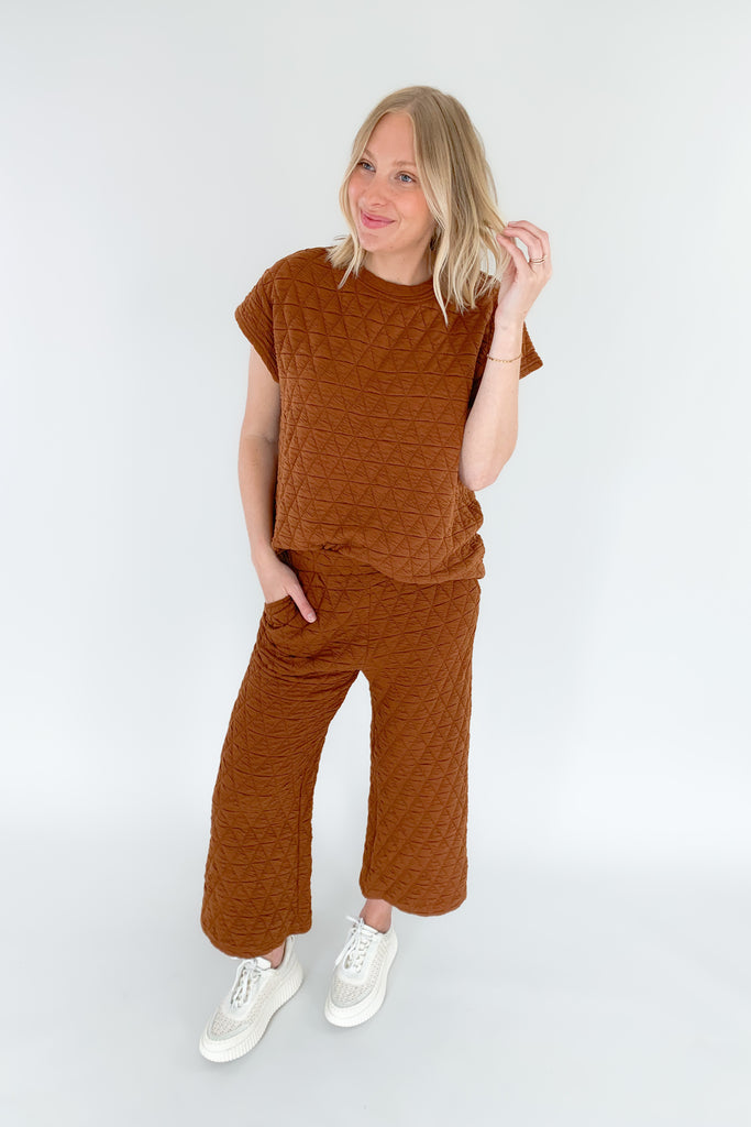 Stay warm and stylish with the Ashlee Quilted Pants! These medium weight lounger pants boast a textured fabric and feature an elastic waistband, side pockets, and wide leg fit.