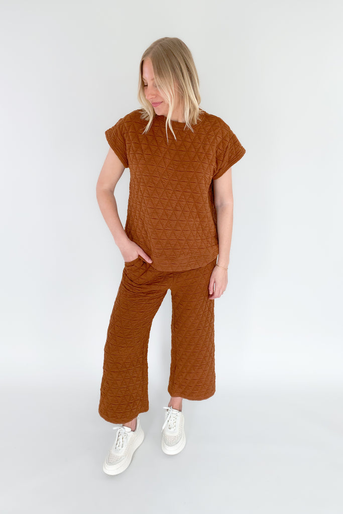 Stay warm and stylish with the Ashlee Quilted Pants! These medium weight lounger pants boast a textured fabric and feature an elastic waistband, side pockets, and wide leg fit.