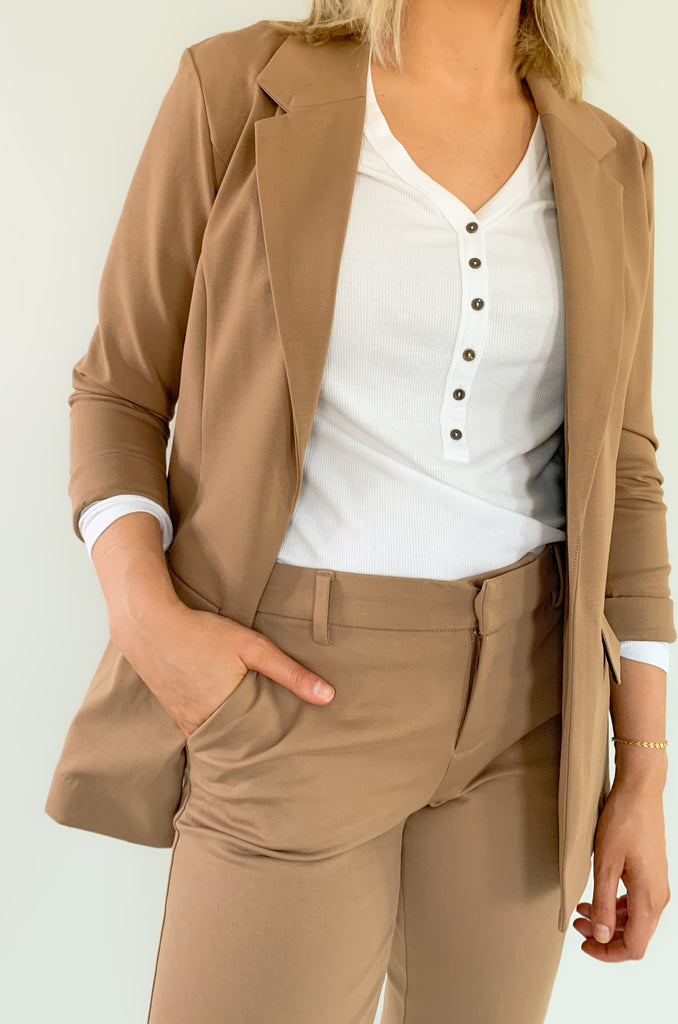 The Liverpool Boyfriend Blazer with Princess Darts is sleek, sophisticated and versatile for day or night. 