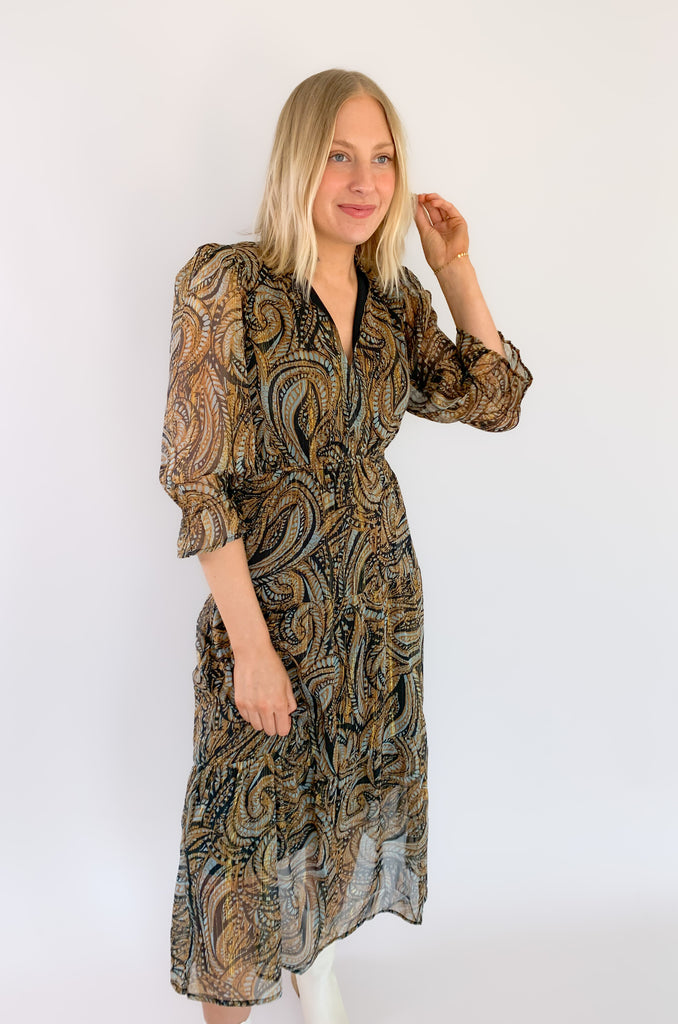 The Elan Brown Paisley Midi 3/4 Sleeve Dress is so stunning! It would be perfect for any fall wedding and special event. The teal, brown and black paisley print looks so elevated and intricate.