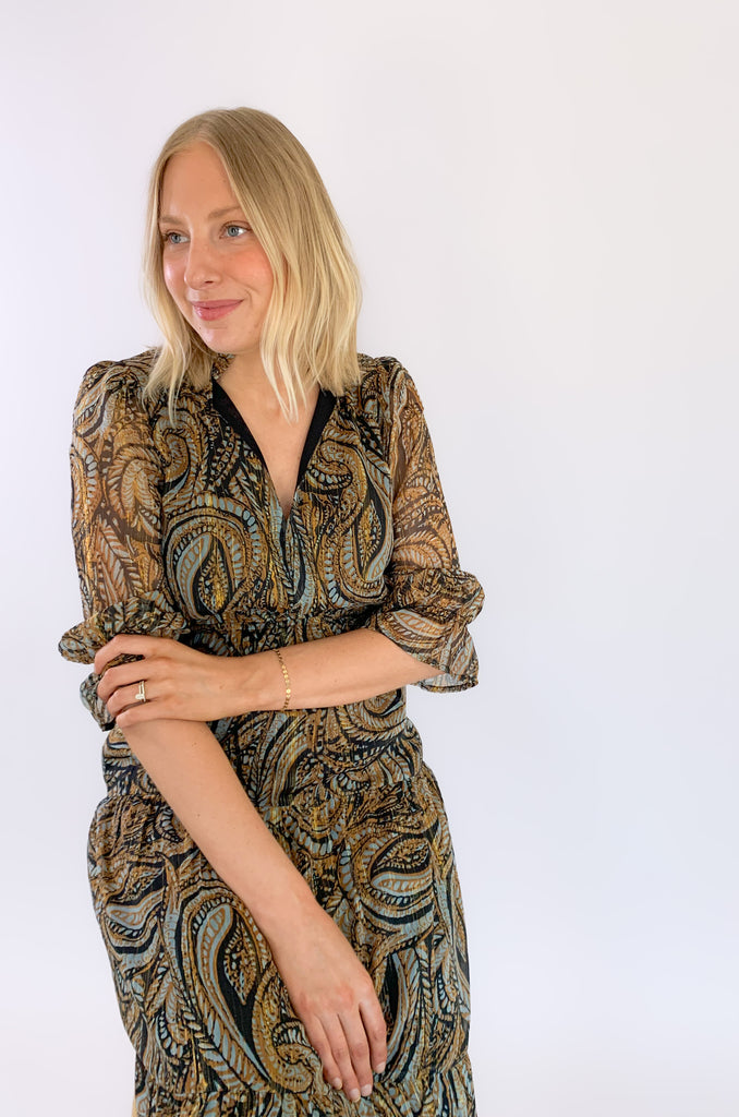 The Elan Brown Paisley Midi 3/4 Sleeve Dress is so stunning! It would be perfect for any fall wedding and special event. The teal, brown and black paisley print looks so elevated and intricate.