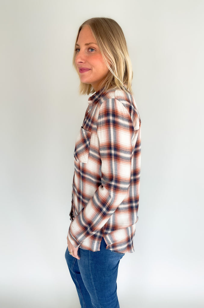 Cozy up this season in the Carson Carmel & Navy Lightweight Flannel! Crafted from lightweight material for breathability, this flannel is designed to keep you warm without the bulk. It has a soft, brushed fabric. On the front, there's a single pocket and collar detail. With its soft caramel and navy hue, this flannel looks as great as it feels!