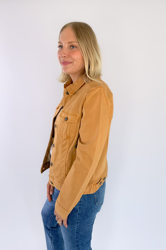The Liverpool Los Angeles Classic Amber Dawn Jean Jacket is perfect for fall! The color is a unique cross between a burnt mustard and orange. With amazing stretch and recovery, this classic jean jacket will be your new go-to layering piece. It adds a unique touch to any look and a little pop of color.