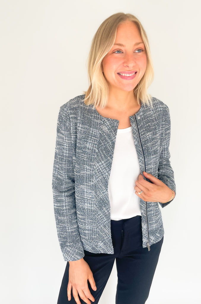 The Liverpool Los Angeles Collarless Zip Up Jacket is both stylish and practical for your daily life! Its textured fabric adds depth, and its two pockets and button wrist details provide convenience. This jacket is a great choice for anyone looking to combine fashion and function. It's also an elevated piece for work!
