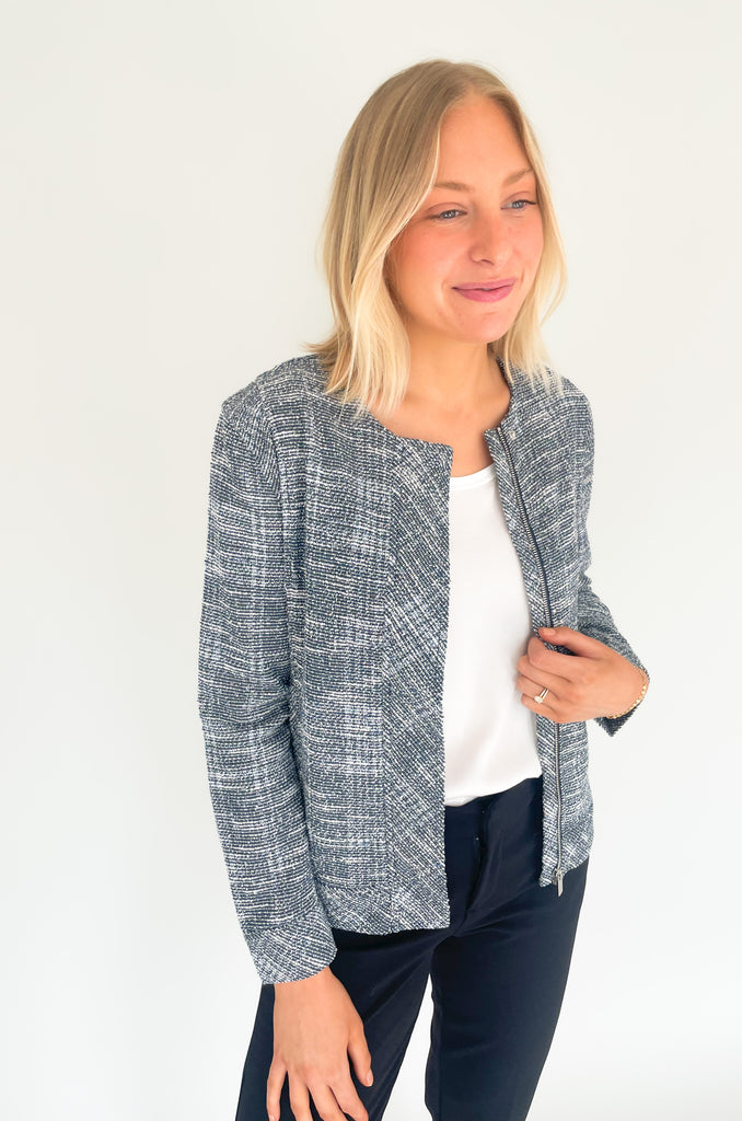 The Liverpool Los Angeles Collarless Zip Up Jacket is both stylish and practical for your daily life! Its textured fabric adds depth, and its two pockets and button wrist details provide convenience. This jacket is a great choice for anyone looking to combine fashion and function. It's also an elevated piece for work!