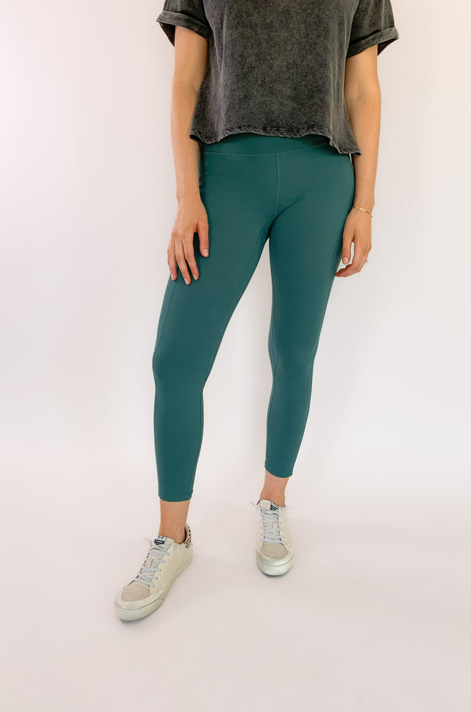 The Drill Down Full Length Yoga Legging is the updated version of our all time favorite legging. This style is made from the same buttery soft material and comfortable stretch, just now available in new colors! On each side, there are pockets that could fit your phone or a small wallet. 