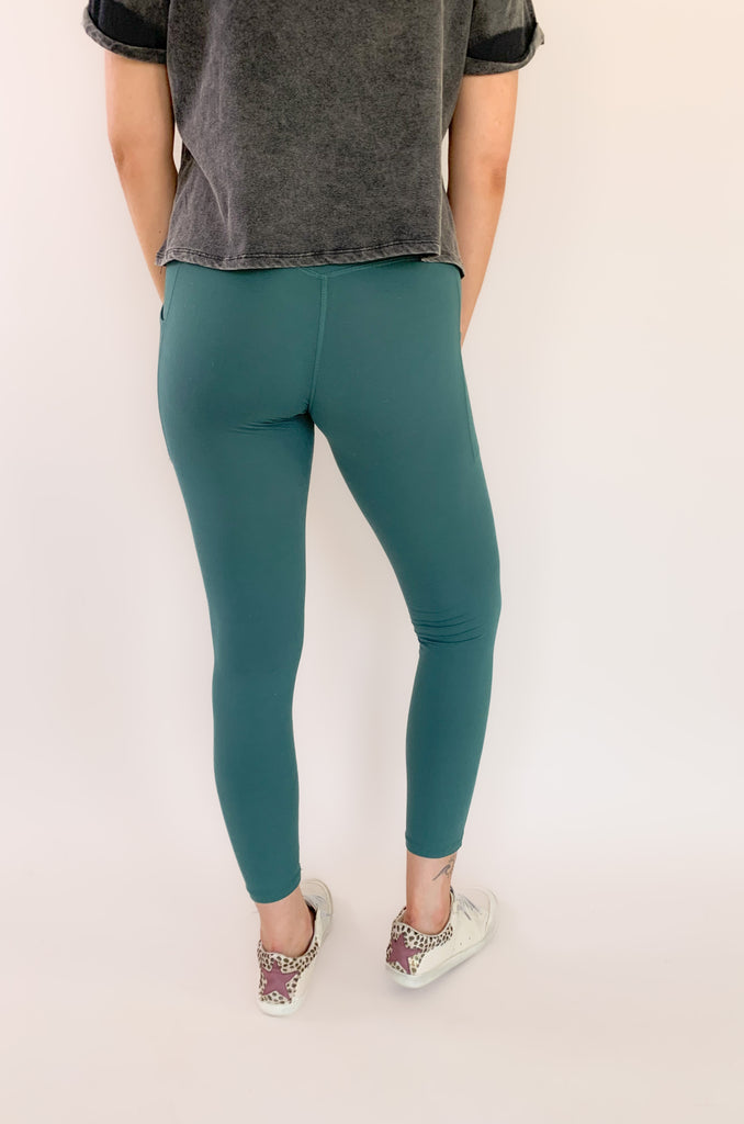 The Drill Down Full Length Yoga Legging is the updated version of our all time favorite legging. This style is made from the same buttery soft material and comfortable stretch, just now available in new colors! On each side, there are pockets that could fit your phone or a small wallet. 