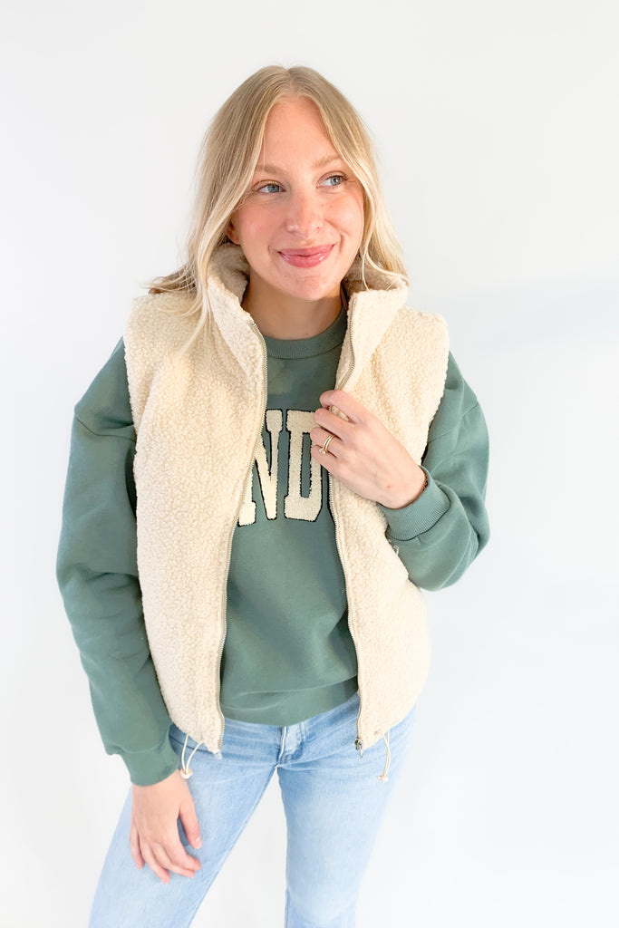 Stay comfortable and stylish with the Emerald London Graphic Pullover! This pullover has a relaxed fit and features a unique textured lettering in a light ivory. The lettering has a fun contrast. It's slightly oversized with a soft, stretchy fabric. The inside is fleece lined. You cannot go wrong with this one! 