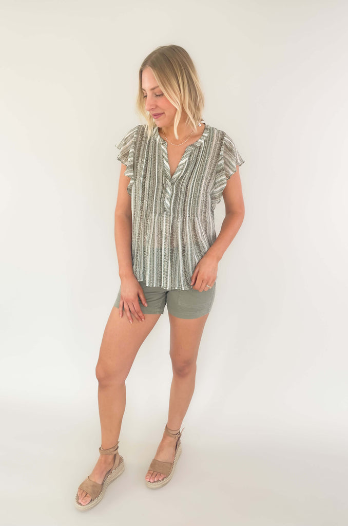 The Liverpool Los Angeles Flutter Sleeve Popover Blouse is elevated and so comfortable for all occasions! You can easily dress it up for work with a skirt or slacks, or keep it casual with shorts. The print and colors are timeless too, making it an easy option for multiple season.