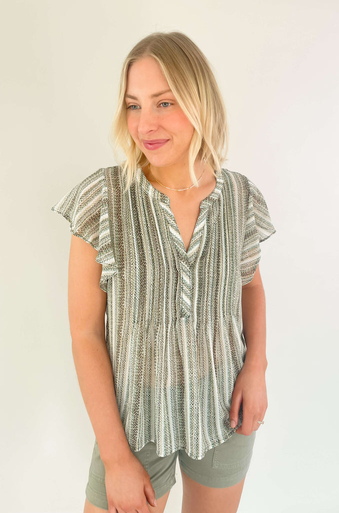 The Liverpool Los Angeles Flutter Sleeve Popover Blouse is elevated and so comfortable for all occasions! You can easily dress it up for work with a skirt or slacks, or keep it casual with shorts. The print and colors are timeless too, making it an easy option for multiple season.