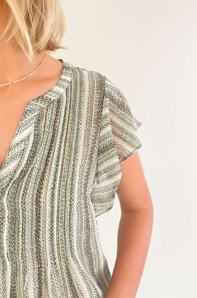 The Liverpool Los Angeles Flutter Sleeve Popover Blouse is elevated and so comfortable for all occasions! You can easily dress it up for work with a skirt or slacks, or keep it casual with shorts. The print and colors are timeless too, making it an easy option for multiple season.
