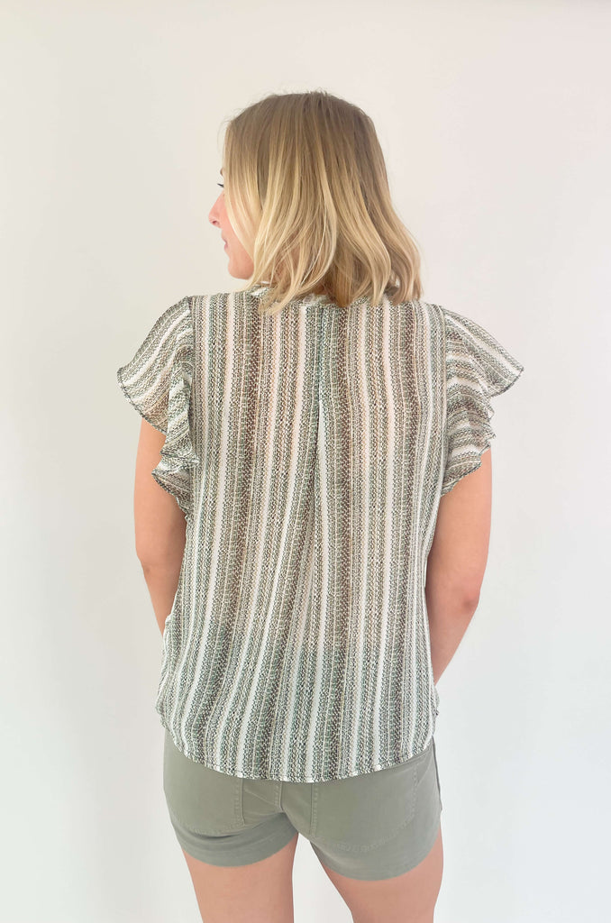 The Liverpool Los Angeles Flutter Sleeve Popover Blouse is elevated and so comfortable for all occasions! You can easily dress it up for work with a skirt or slacks, or keep it casual with shorts. The print and colors are timeless too, making it an easy option for multiple season.