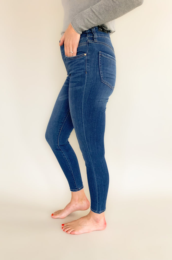 The Gia Glider Pull On Ankle Jeans 28" are a great medium wash skinny jean! They are comfortable, built with stretch and elevated fabric. You can not only see, but also feel the quality of these jeans. They are a go-to! 