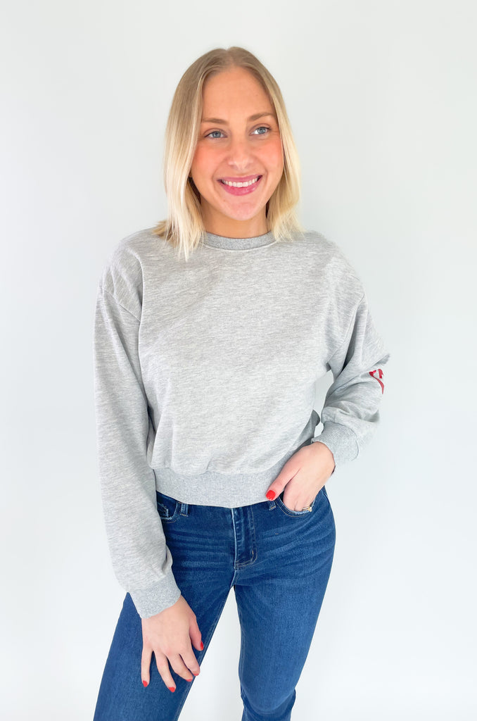 Cropped sequin pullover that says " GOOD VIBES ONLY". Cropped with a stretchy waistband and same material on the wrist. Available in Fuchsia or heather Gray in size small-large