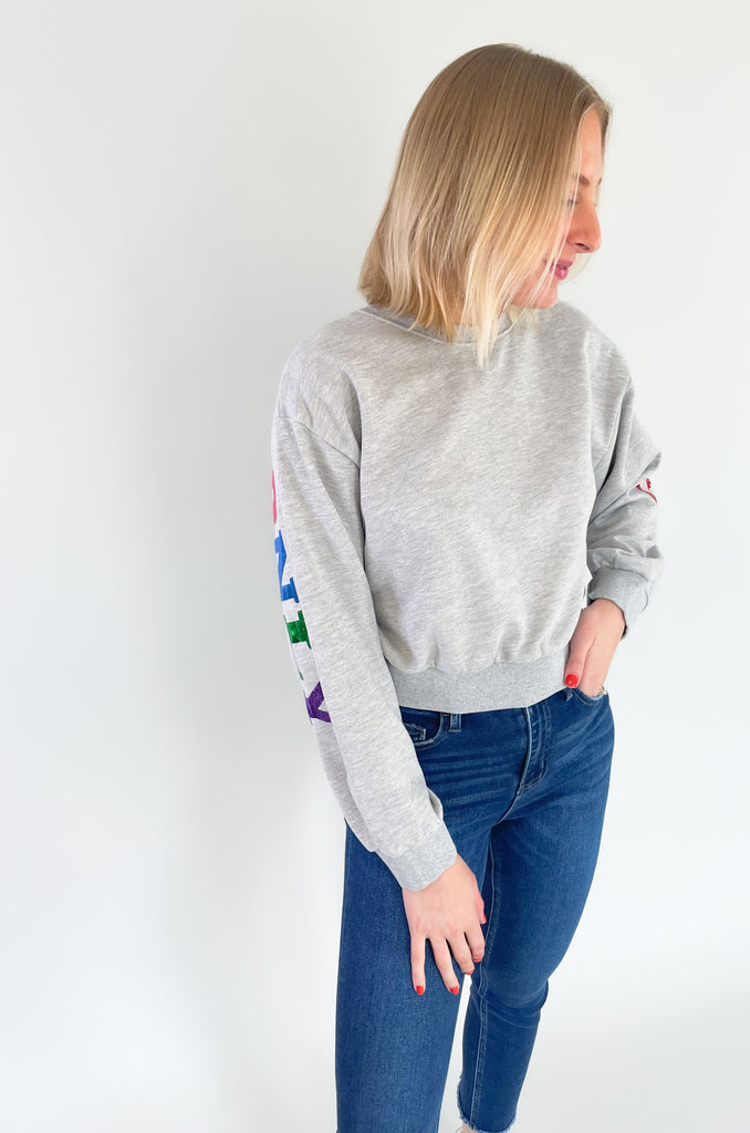Cropped sequin pullover that says " GOOD VIBES ONLY". Cropped with a stretchy waistband and same material on the wrist. Available in Fuchsia or heather Gray in size small-large