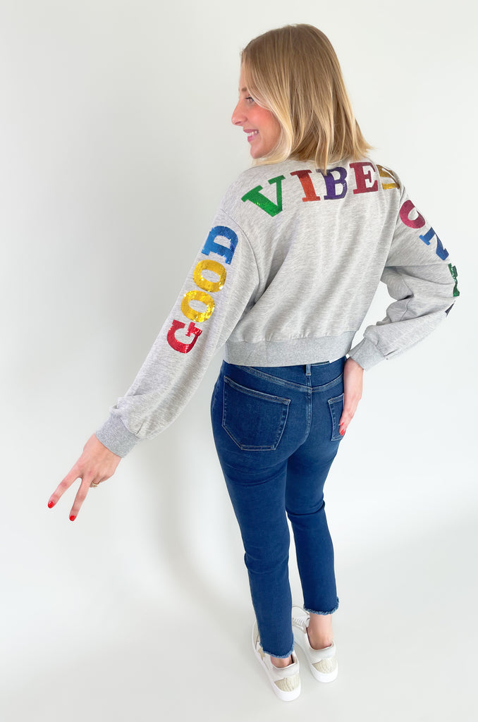 Cropped sequin pullover that says " GOOD VIBES ONLY". Cropped with a stretchy waistband and same material on the wrist. Available in Fuchsia or heather Gray in size small-large