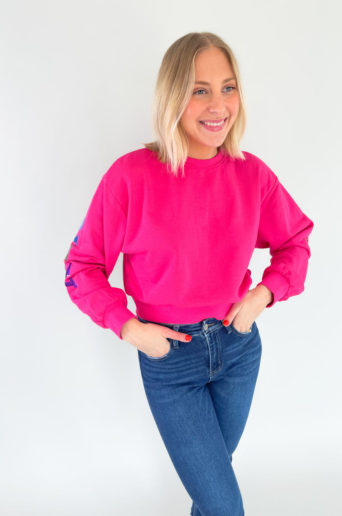 Cropped sequin pullover that says " GOOD VIBES ONLY". Cropped with a stretchy waistband and same material on the wrist. Available in Fuchsia or heather Gray in size small-large
