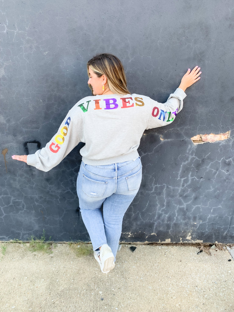Cropped sequin pullover that says " GOOD VIBES ONLY". Cropped with a stretchy waistband and same material on the wrist. Available in Fuchsia or heather Gray in size small-large