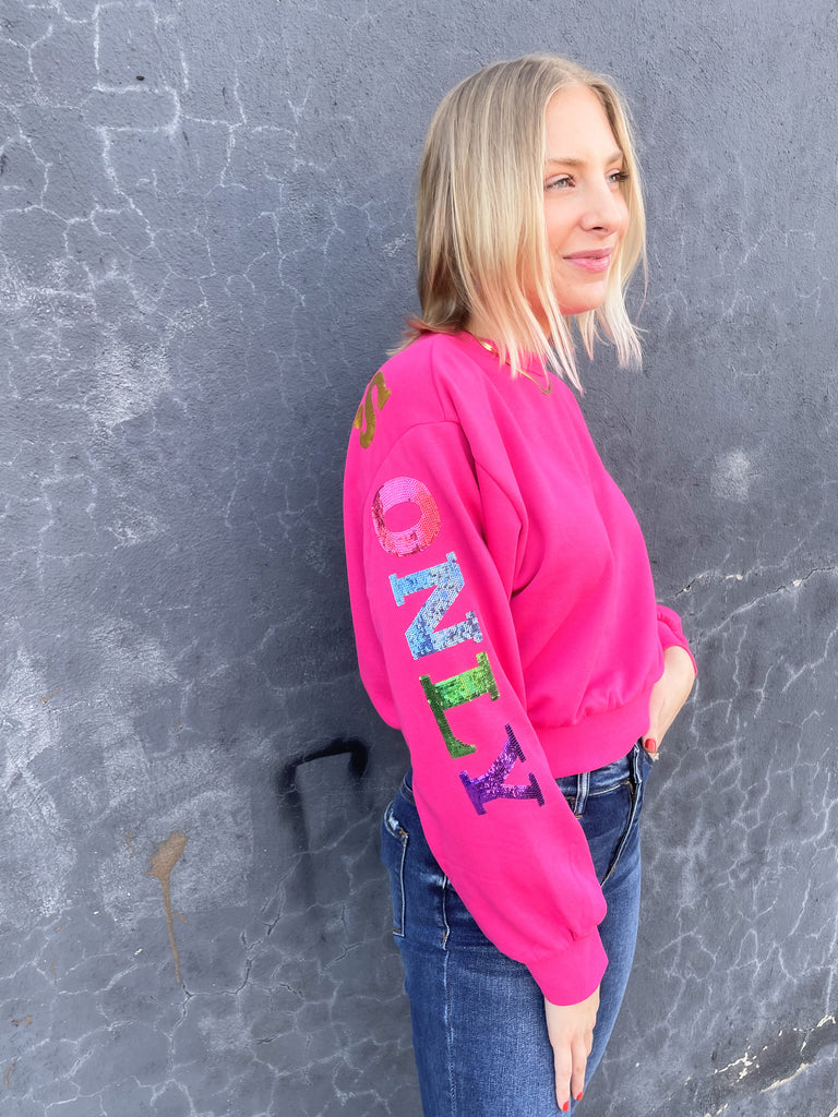 Cropped sequin pullover that says " GOOD VIBES ONLY". Cropped with a stretchy waistband and same material on the wrist. Available in Fuchsia or heather Gray in size small-large