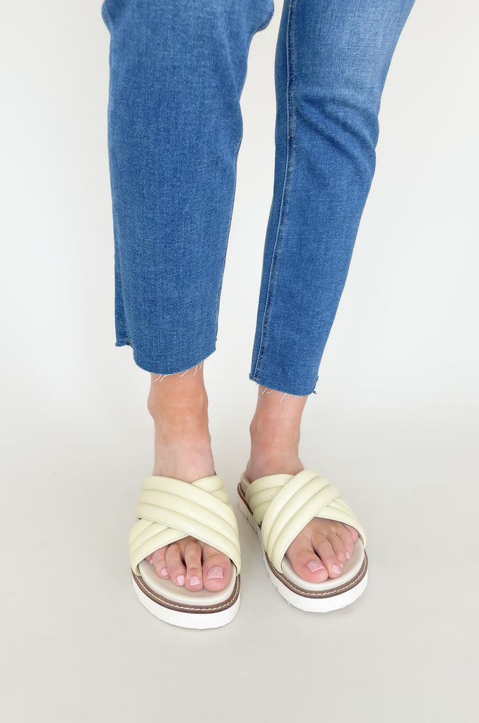 The Grace Criss Cross Strap Slide has a gorgeous pop of color. It features a neon yellow padded criss cross strap, sure to draw attention. The straps provide support and added comfort for an all-day wear. These shoes are an easy way to elevated any look!