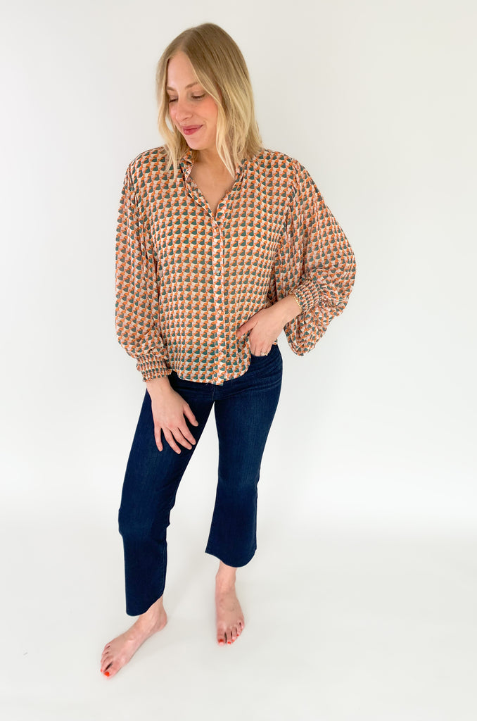 This Groovy Orange Printed Cuffed Button Down has a lightweight sheer material and features a stylish collar and cinched wrists for a sleek work look! The stylish print brings an extra splash of fashion to any outfit, making it the perfect transitional piece for any wardrobe!