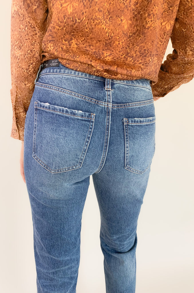 The Jean Highland Drive Button Fly Straight 28" Jeans are the ideal fit between a skinny and a slim. This high waist and exposed buttons add a trendy touch. They look like a vintage favorite and fit like a dream. Pair it with a beautiful blouse for a versatile look when on-the-go!