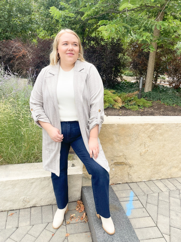 This Hutch Herringbone Roll Tab Coat is perfect for any occasion! It features a natural herringbone fabric with button detailing on the cuffs and side pockets for extra convenience. 