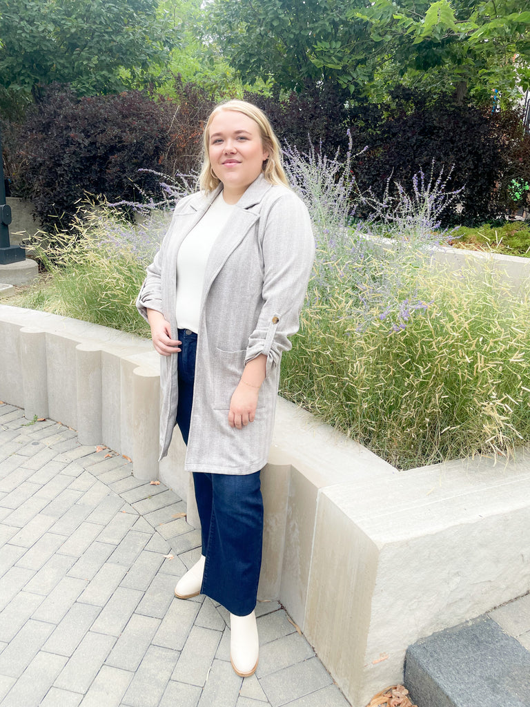 This Hutch Herringbone Roll Tab Coat is perfect for any occasion! It features a natural herringbone fabric with button detailing on the cuffs and side pockets for extra convenience. 