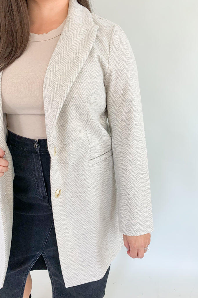  An embodiment of warmth, style, and contemporary flair. Wrap yourself in the cozy embrace of this meticulously crafted sweater coat, where comfort meets fashion seamlessly.