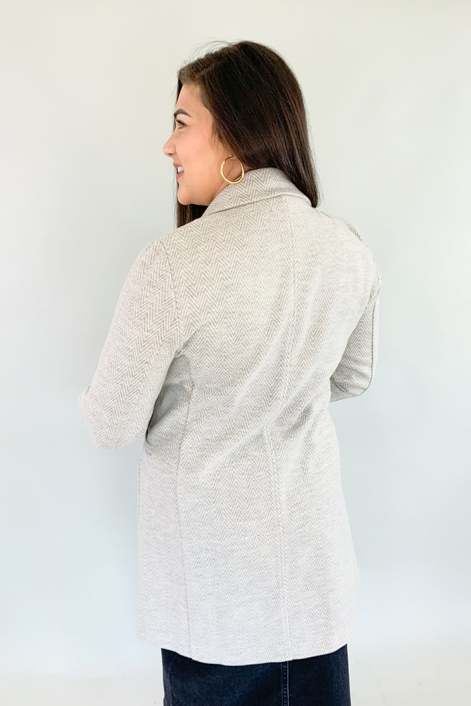  An embodiment of warmth, style, and contemporary flair. Wrap yourself in the cozy embrace of this meticulously crafted sweater coat, where comfort meets fashion seamlessly.