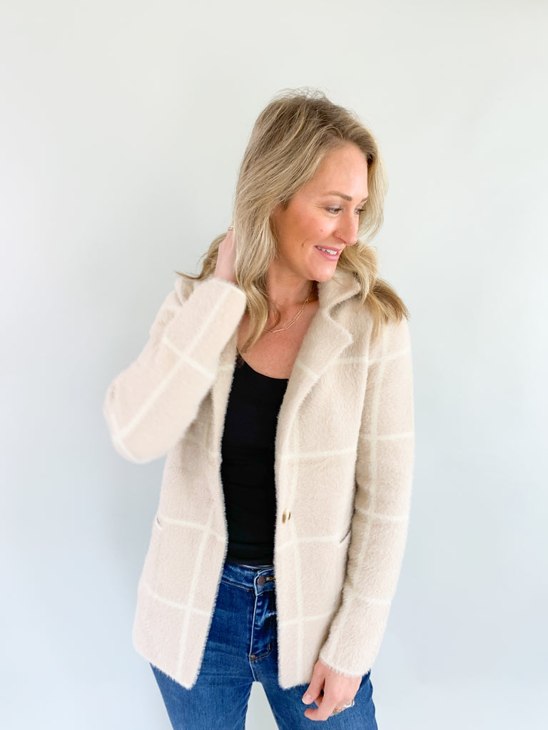  An embodiment of warmth, style, and contemporary flair. Wrap yourself in the cozy embrace of this meticulously crafted sweater coat, where comfort meets fashion seamlessly.