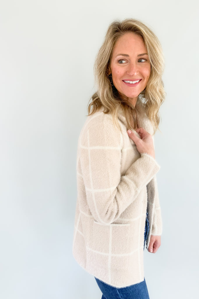  An embodiment of warmth, style, and contemporary flair. Wrap yourself in the cozy embrace of this meticulously crafted sweater coat, where comfort meets fashion seamlessly.