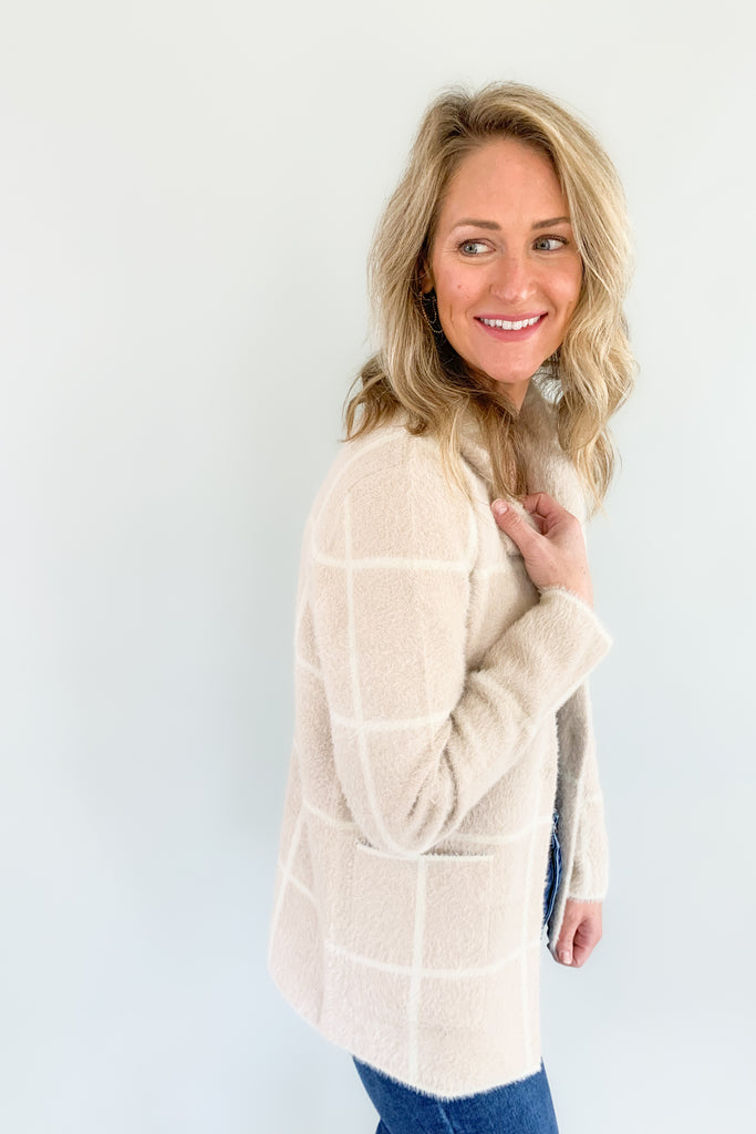  An embodiment of warmth, style, and contemporary flair. Wrap yourself in the cozy embrace of this meticulously crafted sweater coat, where comfort meets fashion seamlessly.