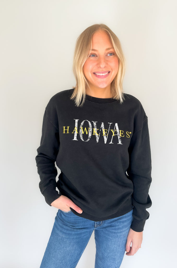 The IOWA Brooks Bock Fleece Crewneck is perfect for hawkeyes fans! Its black fleece and yellow embroidered "Hawkeyes" and printed "IOWA" create a stylish statement. Aside from being perfect for game day, it's also extremely soft and cozy. Show your school spirit with this high-quality crewneck for this fall, or gift one to your favorite Iowa Alum.