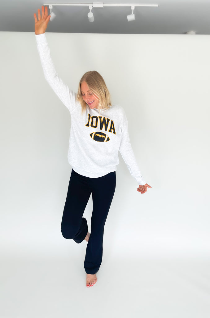 The [Z SUPPLY] Ridgewood Knit Flare Pants are elevated, comfortable, and so versatile! They feel casual, but look dressy with a thick knit material. You can dress them up or down for any occasion. The waist is elastic too, featuring a stretchy fabric for comfort. It's a win-win! 