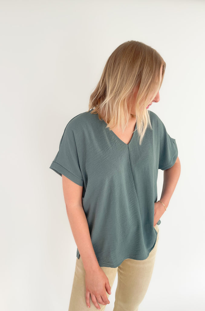 The Jamie V Neck Center Seam Blouse is a lightweight style that can be dressed up or down for any occasion! This chic v-neck top has a cuffed sleeves and a center seam design for added detail. It's a fool proof basic to always have in your closet! 