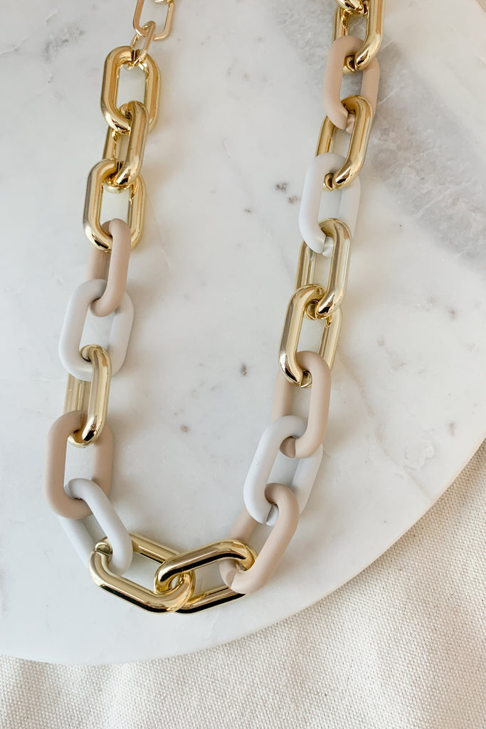 The Large Link Chain Necklace White/Taupe adds a little personality to your look. The large link chains and pops of color make a statement, while remaining lightweight and extremely wearable. There is a touch of edginess to this trendy look. 