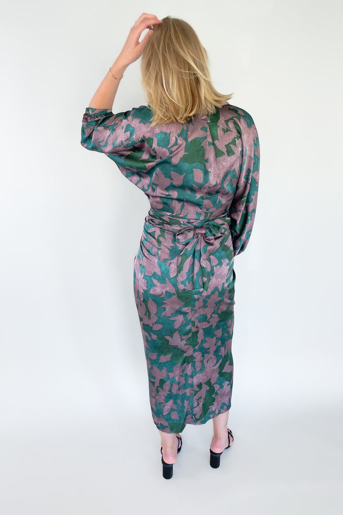Make a statement in the Meadow Abstract Print Ruched Midi Dress! Designed with eye-catching hunter green and purple hues, plus a beautiful floral print, this midi length dress is a showstopper. It features a collared detail, 3/4 balloon sleeves, a high-low silhouette, and ruching around the waist for an unforgettable look.