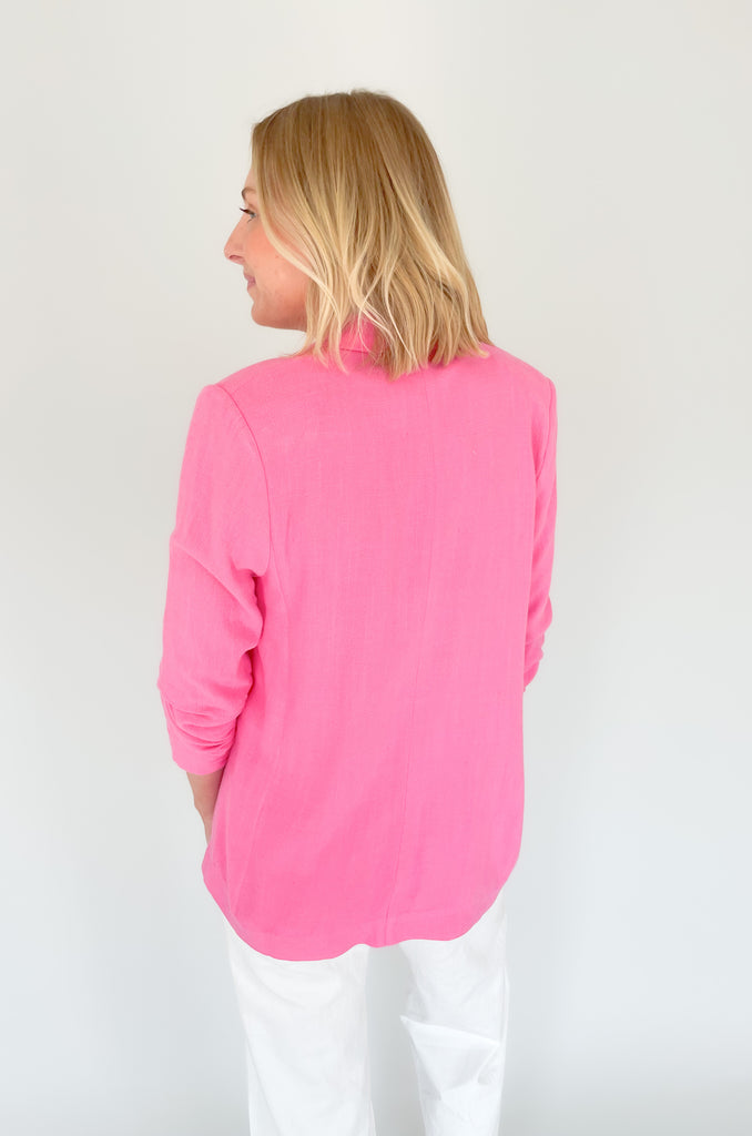 Open pink linen blend blazer with ruched sleeves and faux pockets. It has a lightweight fabric perfect for summer!