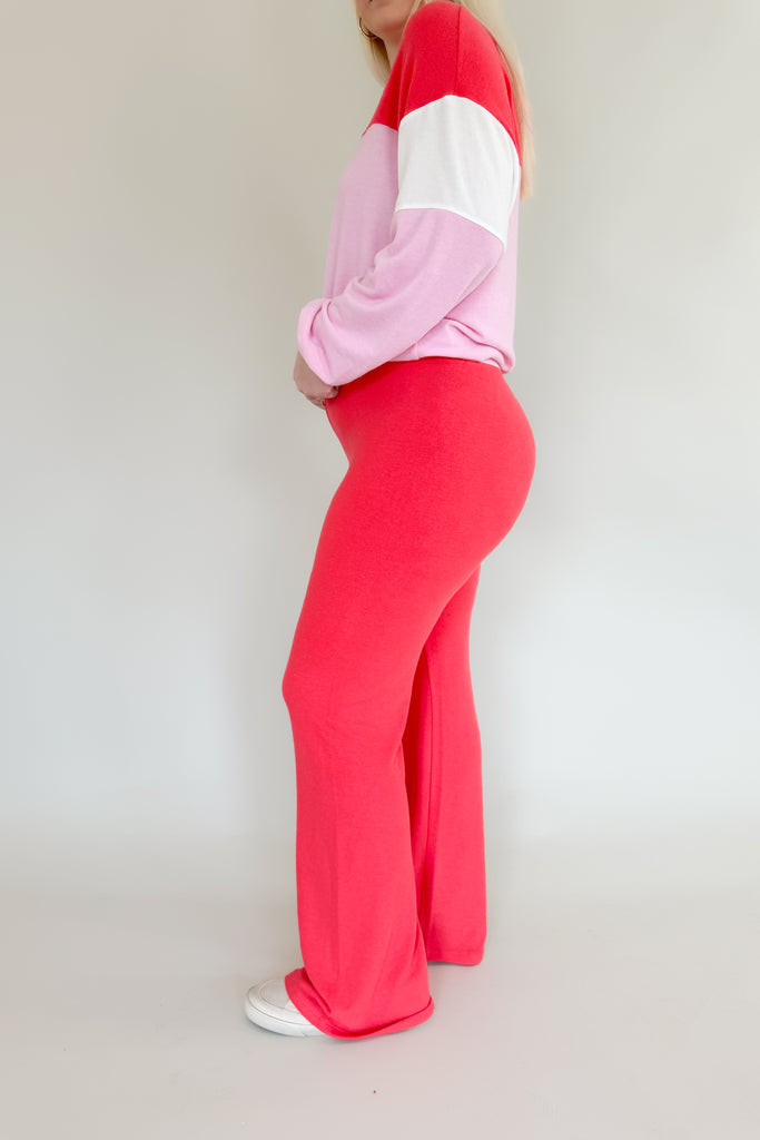 Amp up your casual look with the [Z SUPPLY] Cross Over Flare Pant in Candy Red! This stylish pant features an ultra soft fabric, elastic waistband with criss cross detail, and color block accents for added flair. Enjoy complete comfort with a splash of fun with this Z SUPPLY pant! 