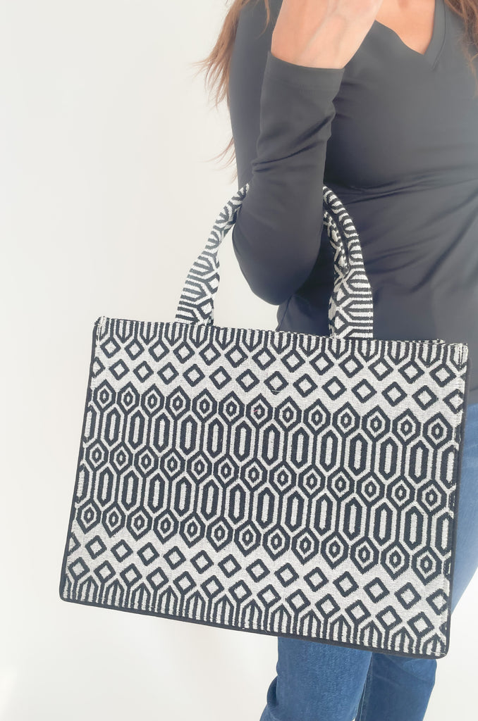 The Ravenna Tote is elevated and chic in the most perfect timeless grey and black. The outside is completely woven, creating a unique look. This back is a designer dupe with incredible quality, featuring a magnet enclousure, spacious inside, and inner pockets. 