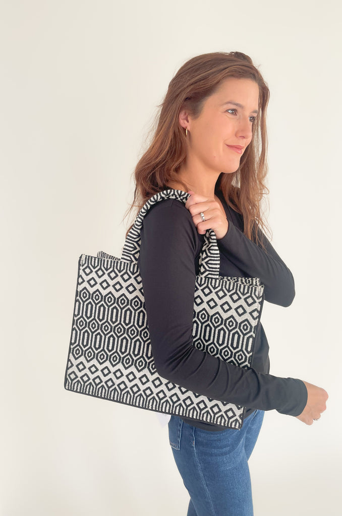 The Ravenna Tote is elevated and chic in the most perfect timeless grey and black. The outside is completely woven, creating a unique look. This back is a designer dupe with incredible quality, featuring a magnet enclousure, spacious inside, and inner pockets. 