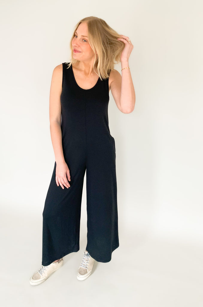 Sashas Scoop Neck Jumpsuit is the perfect blend of style and comfort! Crafted from cozy fabric, this one-piece jumpsuit features a scoop neck and convenient pockets perfect for on the go! Enjoy the ease of a jumpsuit and some some colorful sandals without compromising your style!