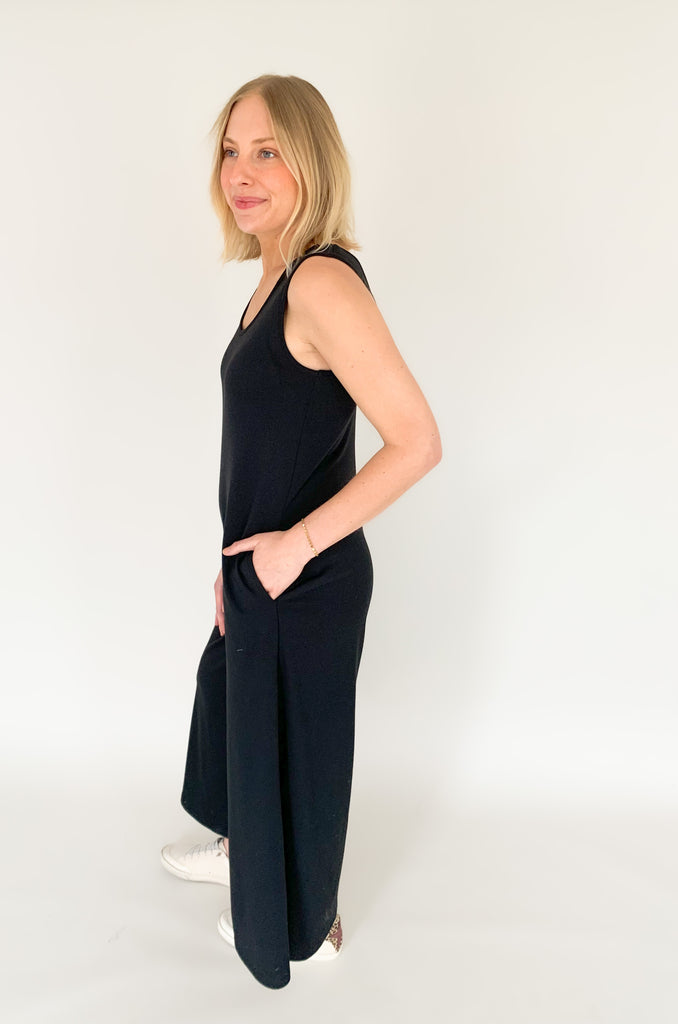 Sashas Scoop Neck Jumpsuit is the perfect blend of style and comfort! Crafted from cozy fabric, this one-piece jumpsuit features a scoop neck and convenient pockets perfect for on the go! Enjoy the ease of a jumpsuit and some some colorful sandals without compromising your style!