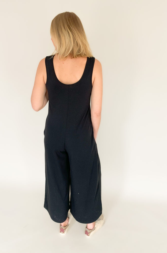 Sashas Scoop Neck Jumpsuit is the perfect blend of style and comfort! Crafted from cozy fabric, this one-piece jumpsuit features a scoop neck and convenient pockets perfect for on the go! Enjoy the ease of a jumpsuit and some some colorful sandals without compromising your style!