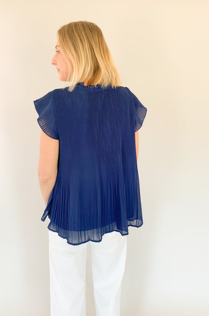 Navy short sleeve pleated blouse with a airy pleated top layer and a navy underlay. V-neck with a tie detailing