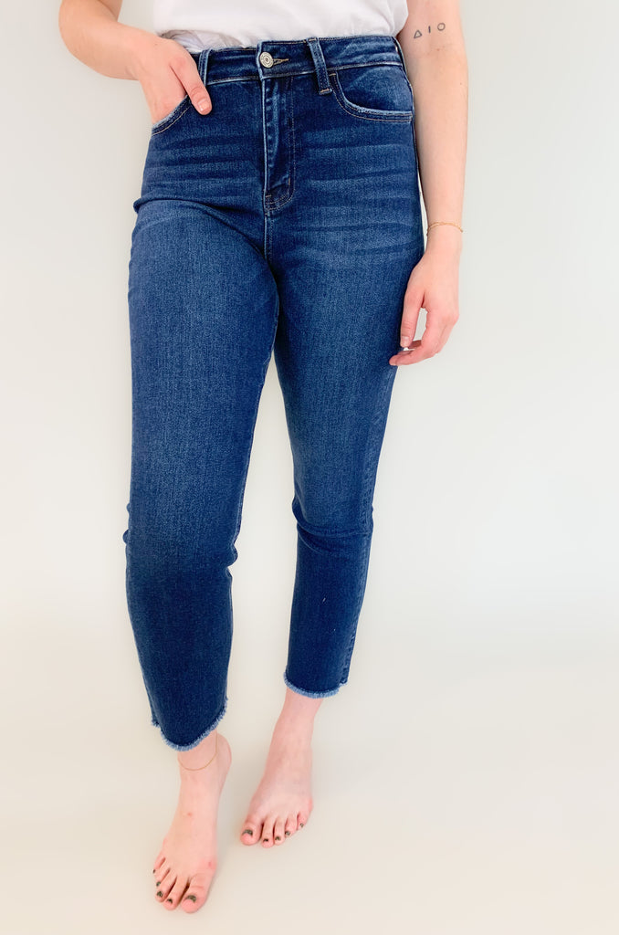 The Shake it Off High Rise Stretch Slim Straight jeans provide a snug and comfortable fit that is flattering in all the right places. Thanks to its stretchy fabric, high-rise waistband, and slim straight leg construction. They have updated elements, like a raw hem that are trendy. But overall, this dark wash style is a pretty classic jean. Perfect for everyday wear or business casual looks! 